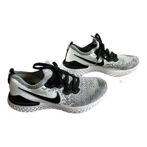 Nike Kids Gray and White Sneakers epic react tennis size 6.5 flyknit
